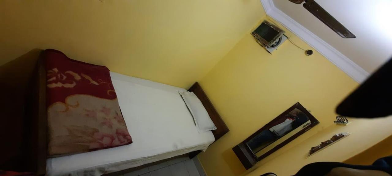 Khaja Habib Hotel Calcutta Buitenkant foto
